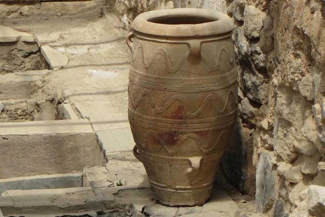 antique pottery at minoan palace of knossos